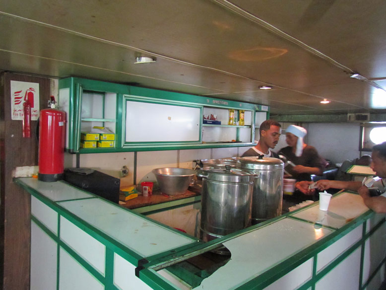 la cocina del barco..mejor no mirar si quieres comer